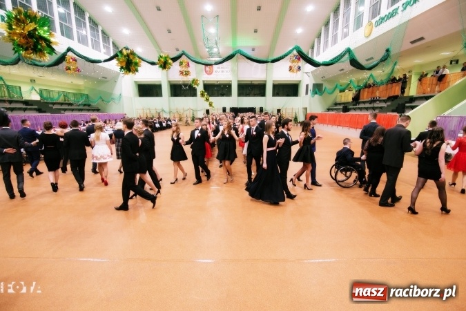 Zdjęcie w galerii na portalu naszraciborz.pl: Sezon studni&oacute;wek rozpoczęty - I LO im. Kasprowicza wybrało Arenę Rafako FOTO I WIDEO wiadomości z regionu