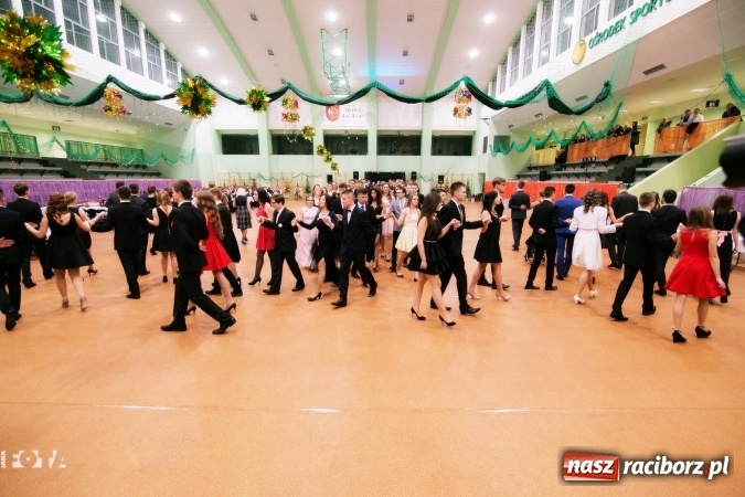 Zdjęcie w galerii na portalu naszraciborz.pl: Sezon studni&oacute;wek rozpoczęty - I LO im. Kasprowicza wybrało Arenę Rafako FOTO I WIDEO wiadomości z regionu