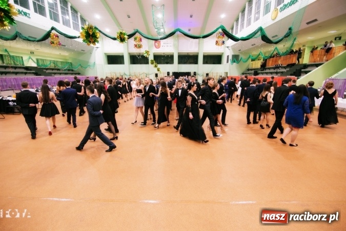 Zdjęcie w galerii na portalu naszraciborz.pl: Sezon studni&oacute;wek rozpoczęty - I LO im. Kasprowicza wybrało Arenę Rafako FOTO I WIDEO wiadomości z regionu