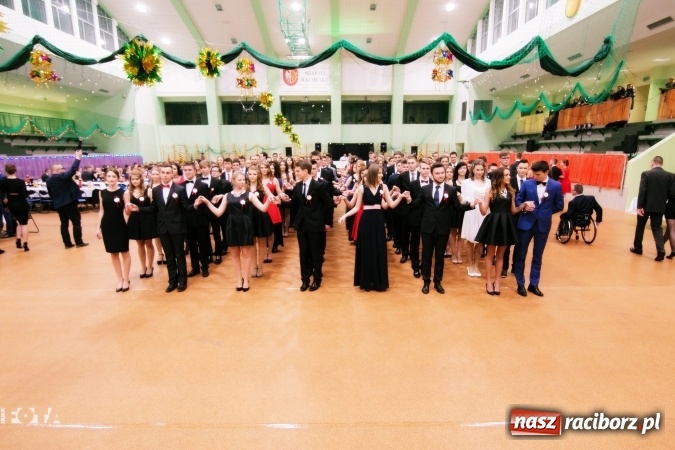 Zdjęcie w galerii na portalu naszraciborz.pl: Sezon studni&oacute;wek rozpoczęty - I LO im. Kasprowicza wybrało Arenę Rafako FOTO I WIDEO wiadomości z regionu