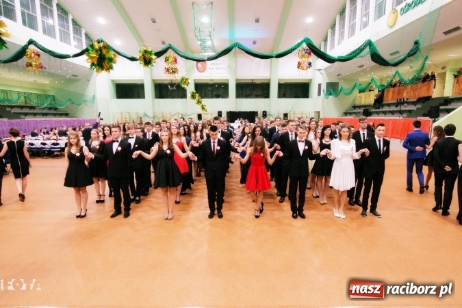 Zdjęcie w galerii na portalu naszraciborz.pl: Sezon studni&oacute;wek rozpoczęty - I LO im. Kasprowicza wybrało Arenę Rafako FOTO I WIDEO wiadomości z regionu