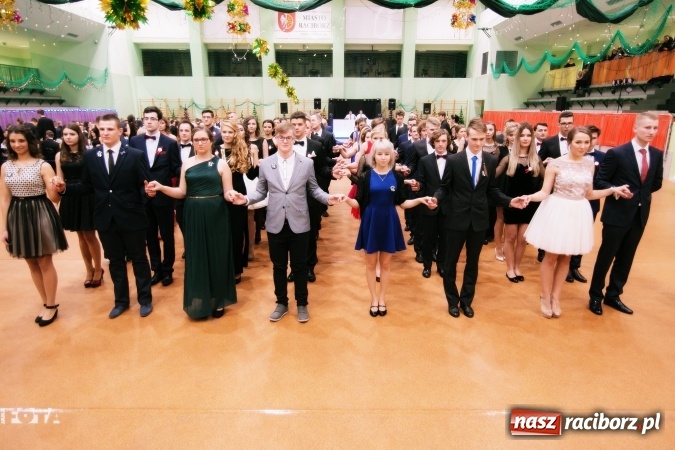 Zdjęcie w galerii na portalu naszraciborz.pl: Sezon studni&oacute;wek rozpoczęty - I LO im. Kasprowicza wybrało Arenę Rafako FOTO I WIDEO wiadomości z regionu