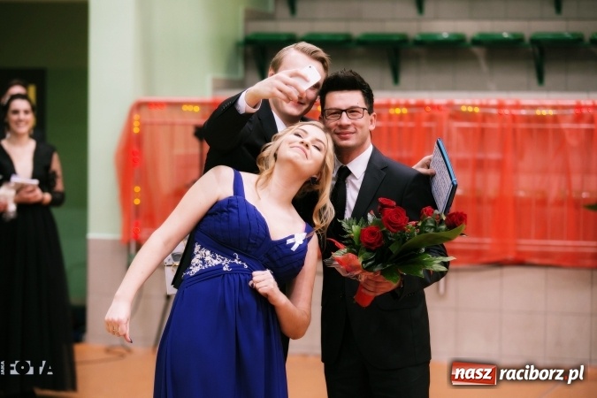 Zdjęcie w galerii na portalu naszraciborz.pl: Sezon studni&oacute;wek rozpoczęty - I LO im. Kasprowicza wybrało Arenę Rafako FOTO I WIDEO wiadomości z regionu