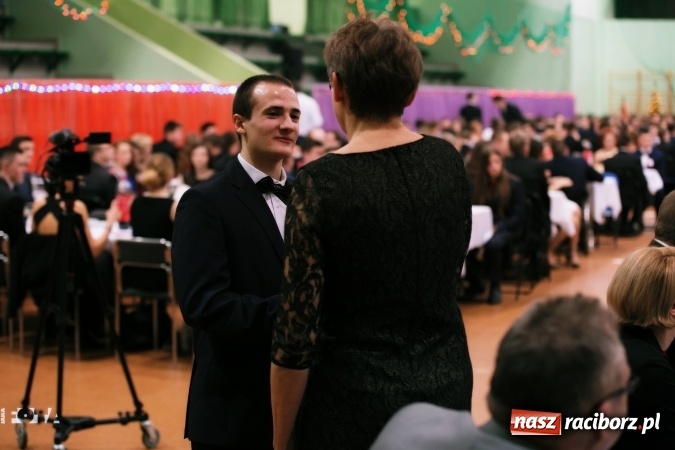 Zdjęcie w galerii na portalu naszraciborz.pl: Sezon studni&oacute;wek rozpoczęty - I LO im. Kasprowicza wybrało Arenę Rafako FOTO I WIDEO wiadomości z regionu