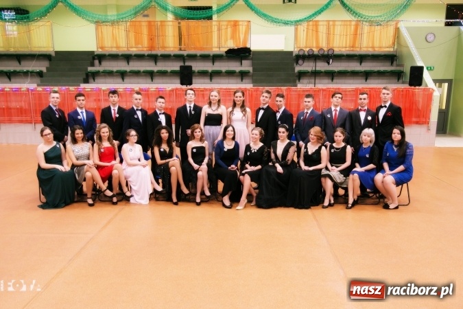 Zdjęcie w galerii na portalu naszraciborz.pl: Sezon studni&oacute;wek rozpoczęty - I LO im. Kasprowicza wybrało Arenę Rafako FOTO I WIDEO wiadomości z regionu