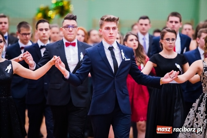 Zdjęcie w galerii na portalu naszraciborz.pl: Sezon studni&oacute;wek rozpoczęty - I LO im. Kasprowicza wybrało Arenę Rafako FOTO I WIDEO wiadomości z regionu