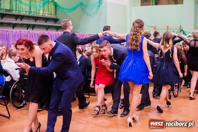 Zdjęcie w galerii na portalu naszraciborz.pl: Sezon studni&oacute;wek rozpoczęty - I LO im. Kasprowicza wybrało Arenę Rafako FOTO I WIDEO wiadomości z regionu