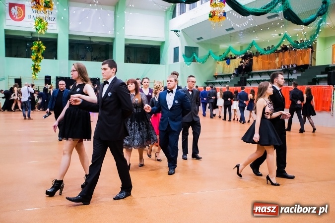 Zdjęcie w galerii na portalu naszraciborz.pl: Sezon studni&oacute;wek rozpoczęty - I LO im. Kasprowicza wybrało Arenę Rafako FOTO I WIDEO wiadomości z regionu
