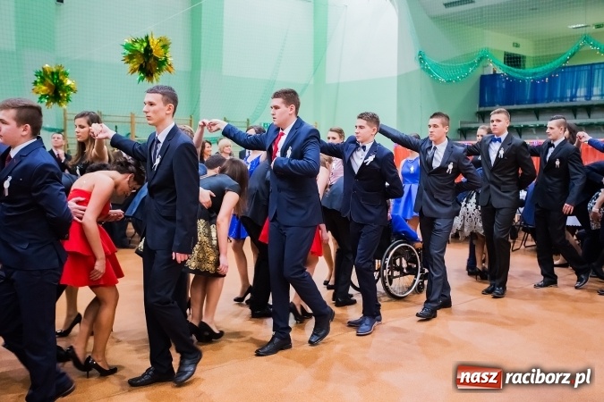 Zdjęcie w galerii na portalu naszraciborz.pl: Sezon studni&oacute;wek rozpoczęty - I LO im. Kasprowicza wybrało Arenę Rafako FOTO I WIDEO wiadomości z regionu