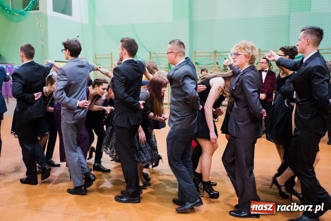 Zdjęcie w galerii na portalu naszraciborz.pl: Sezon studni&oacute;wek rozpoczęty - I LO im. Kasprowicza wybrało Arenę Rafako FOTO I WIDEO wiadomości z regionu