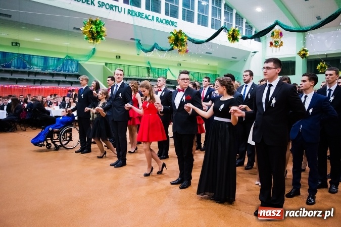 Zdjęcie w galerii na portalu naszraciborz.pl: Sezon studni&oacute;wek rozpoczęty - I LO im. Kasprowicza wybrało Arenę Rafako FOTO I WIDEO wiadomości z regionu