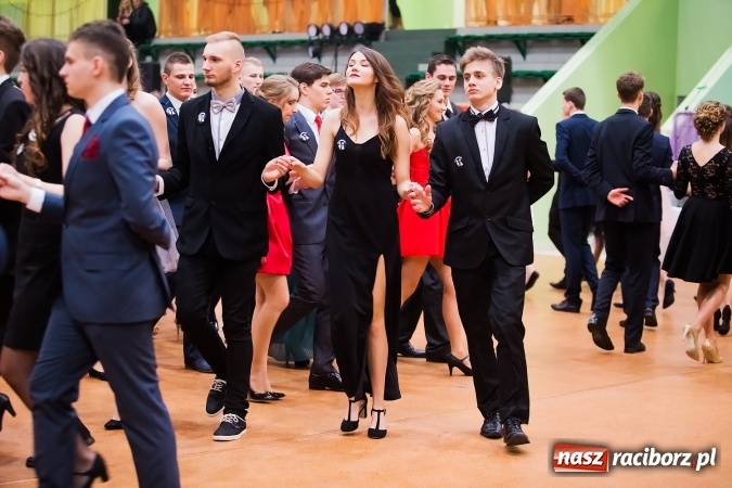 Zdjęcie w galerii na portalu naszraciborz.pl: Sezon studni&oacute;wek rozpoczęty - I LO im. Kasprowicza wybrało Arenę Rafako FOTO I WIDEO wiadomości z regionu