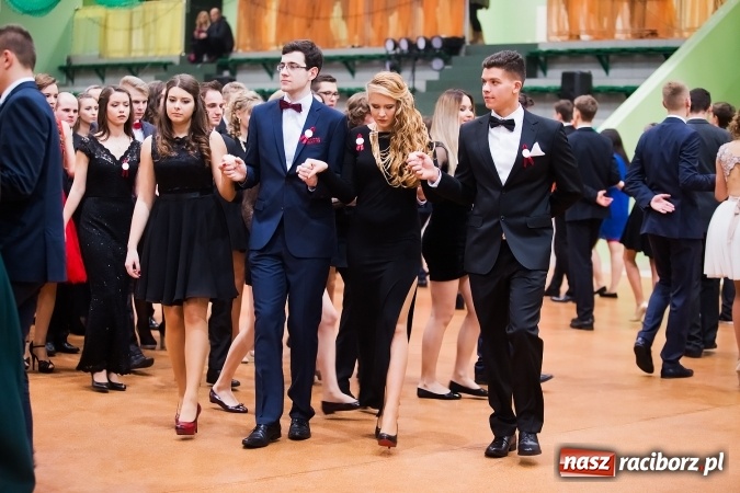 Zdjęcie w galerii na portalu naszraciborz.pl: Sezon studni&oacute;wek rozpoczęty - I LO im. Kasprowicza wybrało Arenę Rafako FOTO I WIDEO wiadomości z regionu