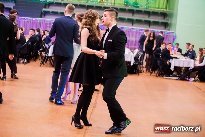 Zdjęcie w galerii na portalu naszraciborz.pl: Sezon studni&oacute;wek rozpoczęty - I LO im. Kasprowicza wybrało Arenę Rafako FOTO I WIDEO wiadomości z regionu