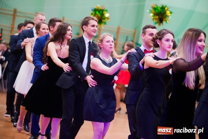 Zdjęcie w galerii na portalu naszraciborz.pl: Sezon studni&oacute;wek rozpoczęty - I LO im. Kasprowicza wybrało Arenę Rafako FOTO I WIDEO wiadomości z regionu