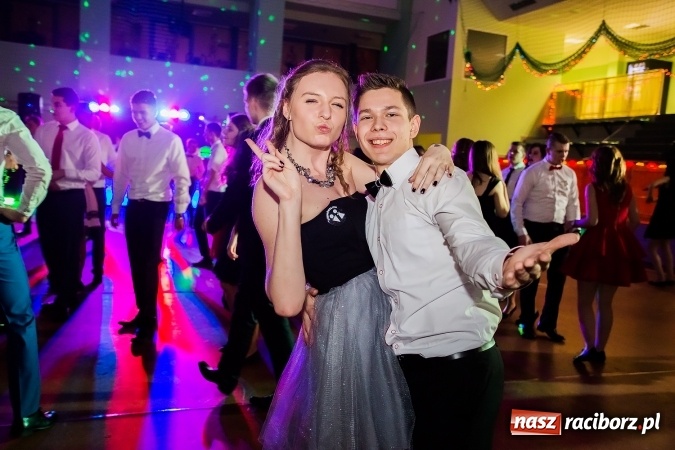 Zdjęcie w galerii na portalu naszraciborz.pl: Sezon studni&oacute;wek rozpoczęty - I LO im. Kasprowicza wybrało Arenę Rafako FOTO I WIDEO wiadomości z regionu