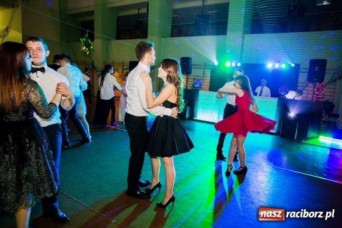 Zdjęcie w galerii na portalu naszraciborz.pl: Sezon studni&oacute;wek rozpoczęty - I LO im. Kasprowicza wybrało Arenę Rafako FOTO I WIDEO wiadomości z regionu