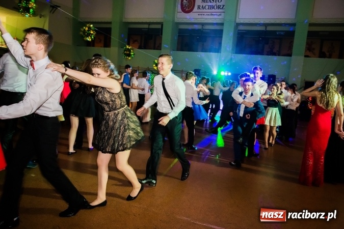 Zdjęcie w galerii na portalu naszraciborz.pl: Sezon studni&oacute;wek rozpoczęty - I LO im. Kasprowicza wybrało Arenę Rafako FOTO I WIDEO wiadomości z regionu