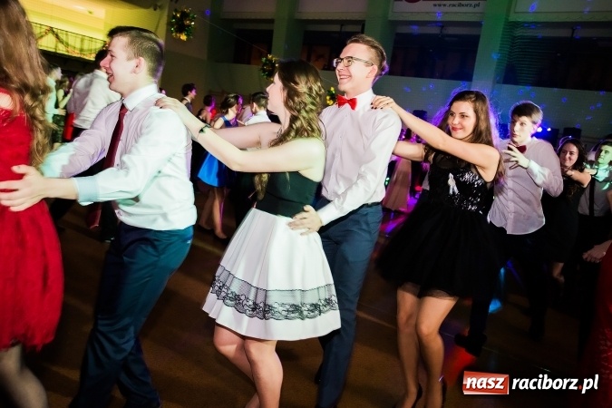 Zdjęcie w galerii na portalu naszraciborz.pl: Sezon studni&oacute;wek rozpoczęty - I LO im. Kasprowicza wybrało Arenę Rafako FOTO I WIDEO wiadomości z regionu