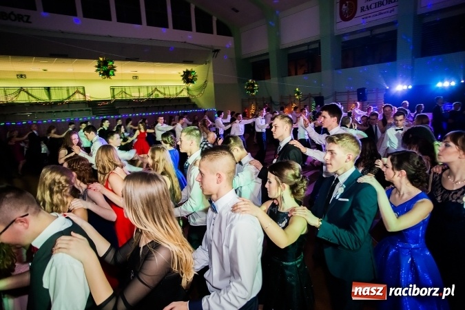 Zdjęcie w galerii na portalu naszraciborz.pl: Sezon studni&oacute;wek rozpoczęty - I LO im. Kasprowicza wybrało Arenę Rafako FOTO I WIDEO wiadomości z regionu