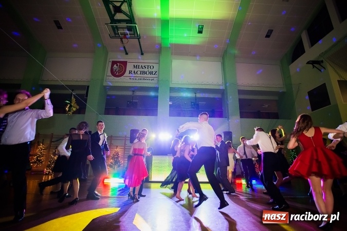 Zdjęcie w galerii na portalu naszraciborz.pl: Sezon studni&oacute;wek rozpoczęty - I LO im. Kasprowicza wybrało Arenę Rafako FOTO I WIDEO wiadomości z regionu