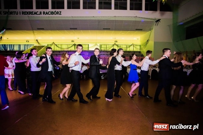 Zdjęcie w galerii na portalu naszraciborz.pl: Sezon studni&oacute;wek rozpoczęty - I LO im. Kasprowicza wybrało Arenę Rafako FOTO I WIDEO wiadomości z regionu