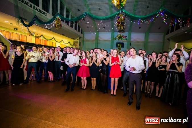 Zdjęcie w galerii na portalu naszraciborz.pl: Sezon studni&oacute;wek rozpoczęty - I LO im. Kasprowicza wybrało Arenę Rafako FOTO I WIDEO wiadomości z regionu