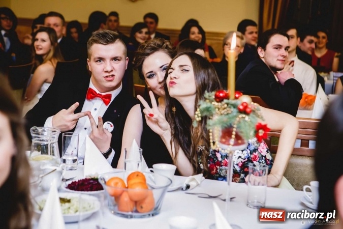 Zdjęcie w galerii na portalu naszraciborz.pl: Pierwsza studniówka Mechanika - trzy klasy bawiły się w Pogrzebieniu FOTO I WIDEO wiadomości z regionu