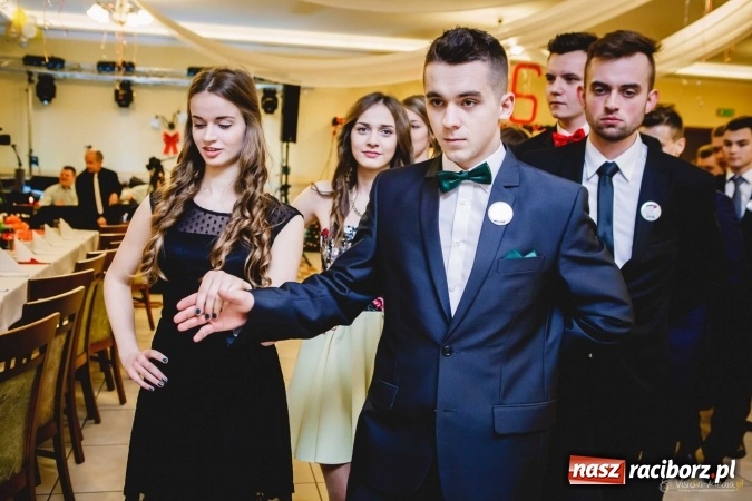 Zdjęcie w galerii na portalu naszraciborz.pl: Pierwsza studniówka Mechanika - trzy klasy bawiły się w Pogrzebieniu FOTO I WIDEO wiadomości z regionu