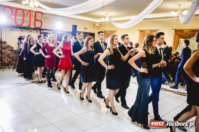 Zdjęcie w galerii na portalu naszraciborz.pl: Pierwsza studniówka Mechanika - trzy klasy bawiły się w Pogrzebieniu FOTO I WIDEO wiadomości z regionu