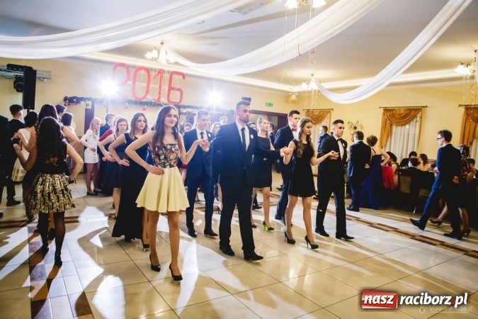 Zdjęcie w galerii na portalu naszraciborz.pl: Pierwsza studniówka Mechanika - trzy klasy bawiły się w Pogrzebieniu FOTO I WIDEO wiadomości z regionu