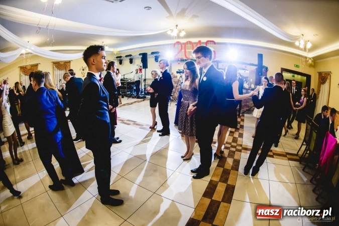 Zdjęcie w galerii na portalu naszraciborz.pl: Pierwsza studniówka Mechanika - trzy klasy bawiły się w Pogrzebieniu FOTO I WIDEO wiadomości z regionu