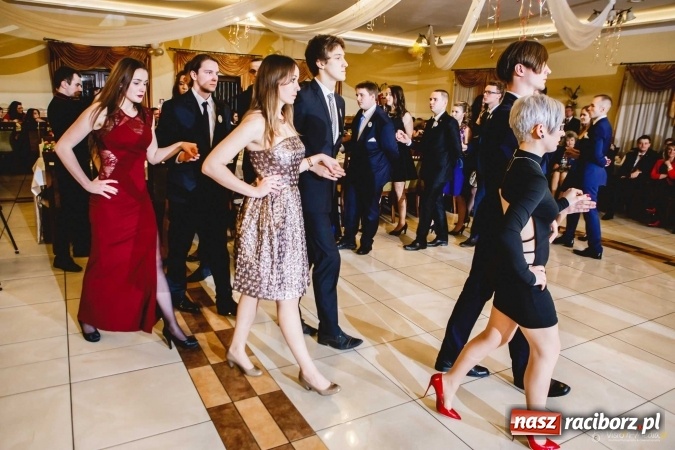 Zdjęcie w galerii na portalu naszraciborz.pl: Pierwsza studniówka Mechanika - trzy klasy bawiły się w Pogrzebieniu FOTO I WIDEO wiadomości z regionu