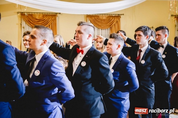 Zdjęcie w galerii na portalu naszraciborz.pl: Pierwsza studniówka Mechanika - trzy klasy bawiły się w Pogrzebieniu FOTO I WIDEO wiadomości z regionu