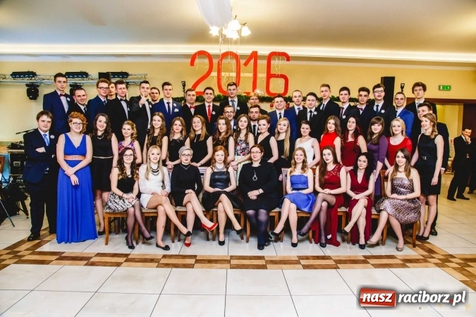 Zdjęcie w galerii na portalu naszraciborz.pl: Pierwsza studniówka Mechanika - trzy klasy bawiły się w Pogrzebieniu FOTO I WIDEO wiadomości z regionu