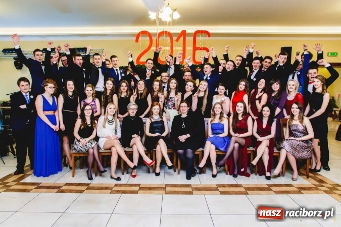 Zdjęcie w galerii na portalu naszraciborz.pl: Pierwsza studniówka Mechanika - trzy klasy bawiły się w Pogrzebieniu FOTO I WIDEO wiadomości z regionu