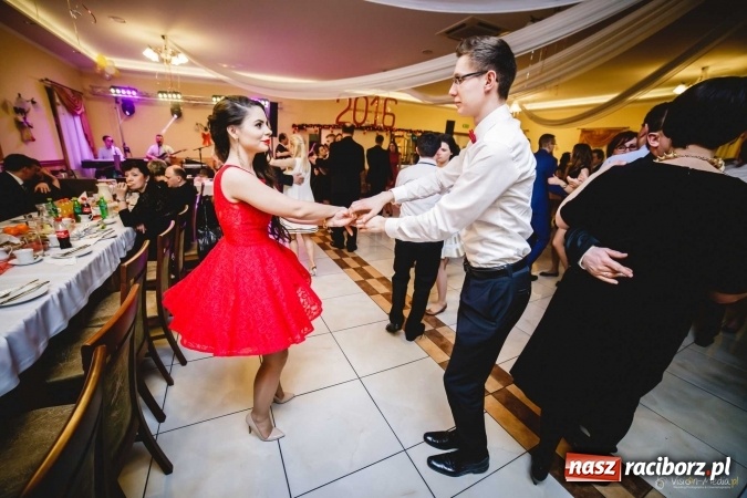 Zdjęcie w galerii na portalu naszraciborz.pl: Pierwsza studniówka Mechanika - trzy klasy bawiły się w Pogrzebieniu FOTO I WIDEO wiadomości z regionu