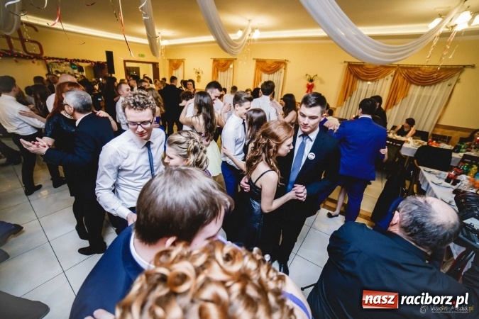 Zdjęcie w galerii na portalu naszraciborz.pl: Pierwsza studniówka Mechanika - trzy klasy bawiły się w Pogrzebieniu FOTO I WIDEO wiadomości z regionu