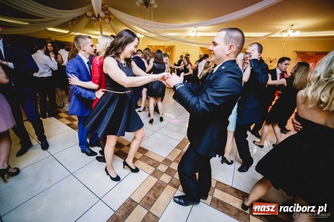 Zdjęcie w galerii na portalu naszraciborz.pl: Pierwsza studniówka Mechanika - trzy klasy bawiły się w Pogrzebieniu FOTO I WIDEO wiadomości z regionu