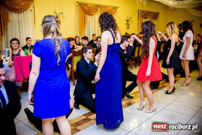 Zdjęcie w galerii na portalu naszraciborz.pl: Pierwsza studniówka Mechanika - trzy klasy bawiły się w Pogrzebieniu FOTO I WIDEO wiadomości z regionu