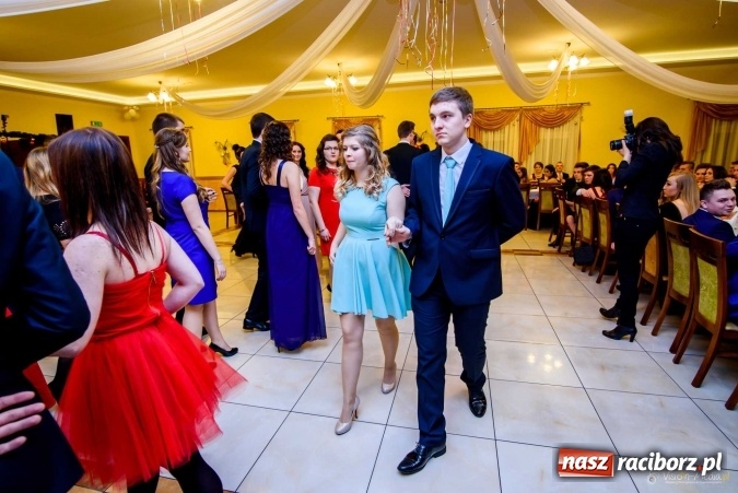 Zdjęcie w galerii na portalu naszraciborz.pl: Pierwsza studniówka Mechanika - trzy klasy bawiły się w Pogrzebieniu FOTO I WIDEO wiadomości z regionu