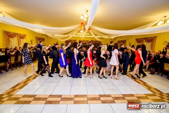 Zdjęcie w galerii na portalu naszraciborz.pl: Pierwsza studniówka Mechanika - trzy klasy bawiły się w Pogrzebieniu FOTO I WIDEO wiadomości z regionu