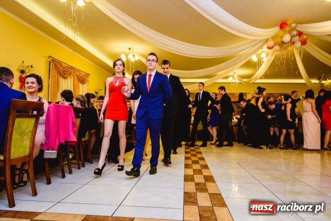 Zdjęcie w galerii na portalu naszraciborz.pl: Pierwsza studniówka Mechanika - trzy klasy bawiły się w Pogrzebieniu FOTO I WIDEO wiadomości z regionu