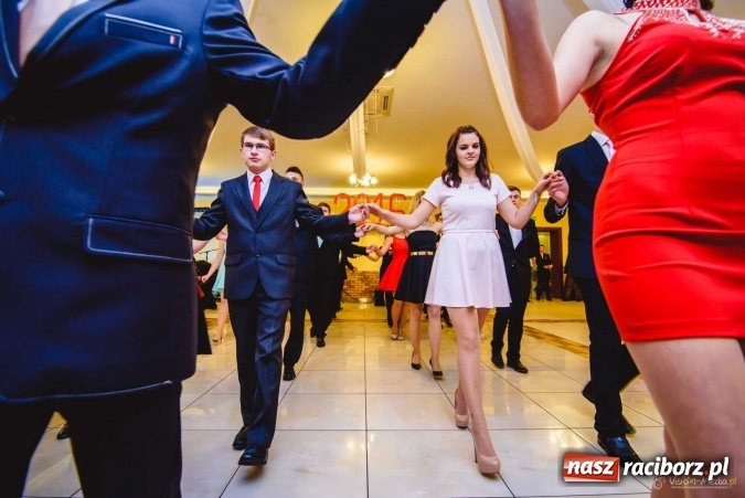 Zdjęcie w galerii na portalu naszraciborz.pl: Pierwsza studniówka Mechanika - trzy klasy bawiły się w Pogrzebieniu FOTO I WIDEO wiadomości z regionu