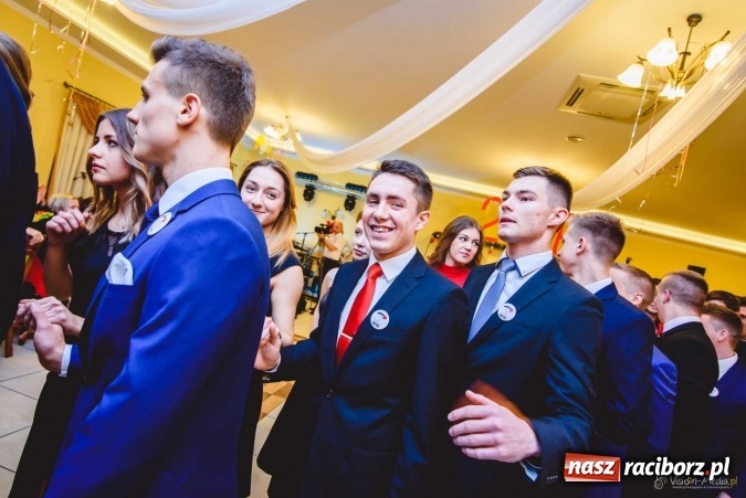 Zdjęcie w galerii na portalu naszraciborz.pl: Pierwsza studniówka Mechanika - trzy klasy bawiły się w Pogrzebieniu FOTO I WIDEO wiadomości z regionu