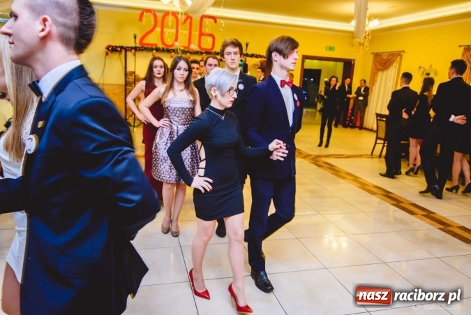 Zdjęcie w galerii na portalu naszraciborz.pl: Pierwsza studniówka Mechanika - trzy klasy bawiły się w Pogrzebieniu FOTO I WIDEO wiadomości z regionu