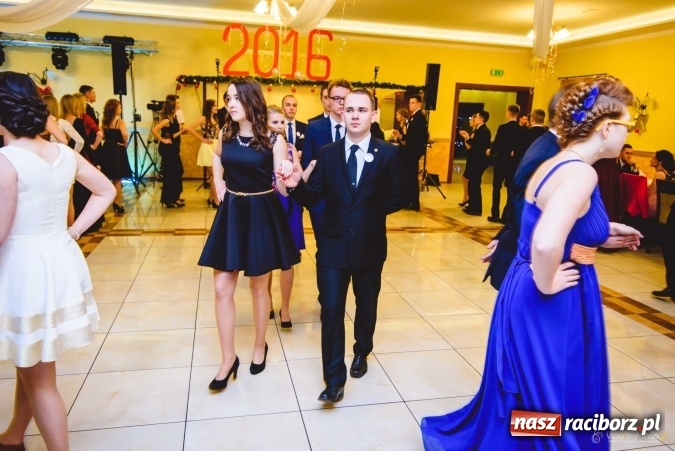 Zdjęcie w galerii na portalu naszraciborz.pl: Pierwsza studniówka Mechanika - trzy klasy bawiły się w Pogrzebieniu FOTO I WIDEO wiadomości z regionu