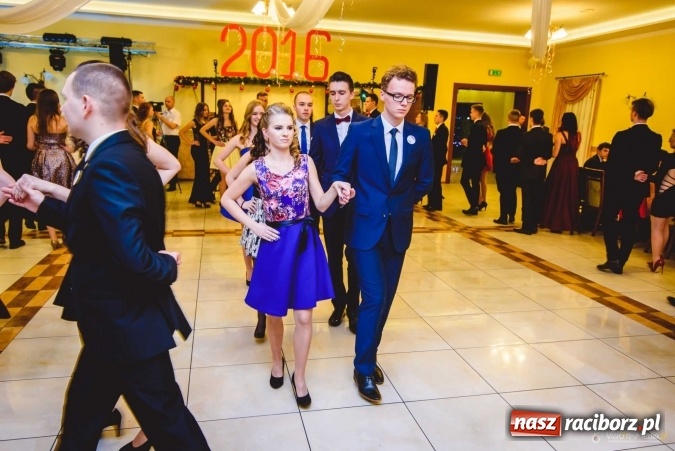 Zdjęcie w galerii na portalu naszraciborz.pl: Pierwsza studniówka Mechanika - trzy klasy bawiły się w Pogrzebieniu FOTO I WIDEO wiadomości z regionu