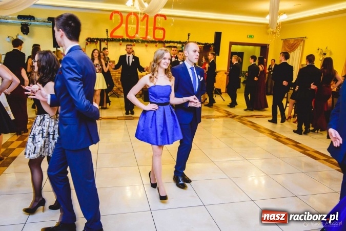 Zdjęcie w galerii na portalu naszraciborz.pl: Pierwsza studniówka Mechanika - trzy klasy bawiły się w Pogrzebieniu FOTO I WIDEO wiadomości z regionu