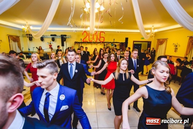 Zdjęcie w galerii na portalu naszraciborz.pl: Pierwsza studniówka Mechanika - trzy klasy bawiły się w Pogrzebieniu FOTO I WIDEO wiadomości z regionu